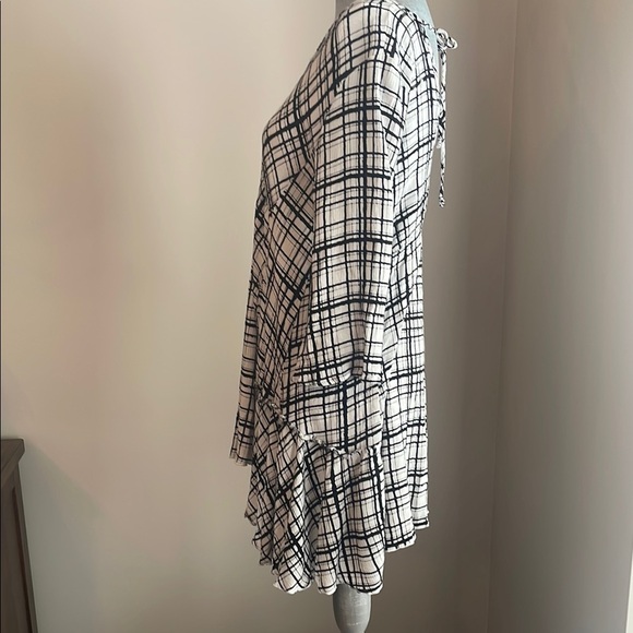 Carly Jean Los Angeles Black and White Tunic with V-Neck, size L - Picture 6 of 7